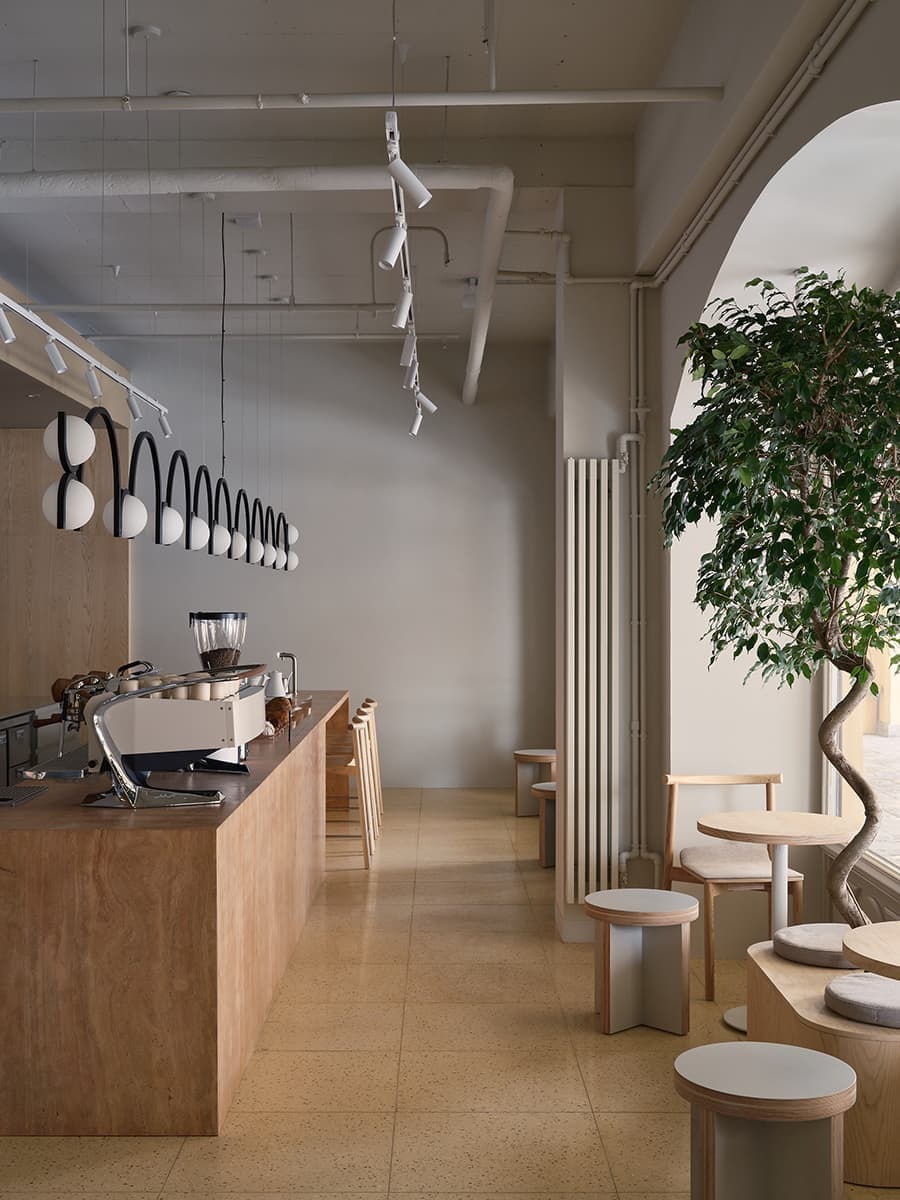 Авторские светильники и внимание к деталям в интерьере петербургской кофейни — проект Le Atelier