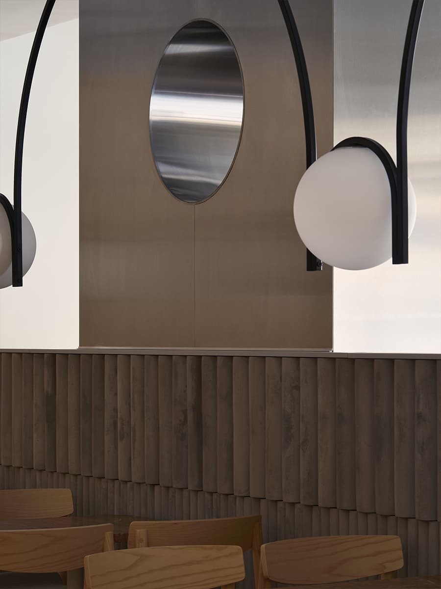 Авторские светильники и внимание к деталям в интерьере петербургской кофейни — проект Le Atelier
