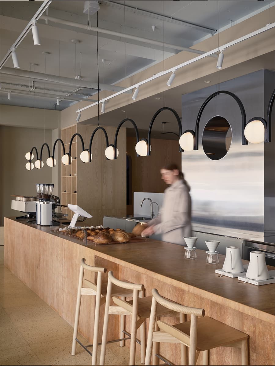 Авторские светильники и внимание к деталям в интерьере петербургской кофейни — проект Le Atelier