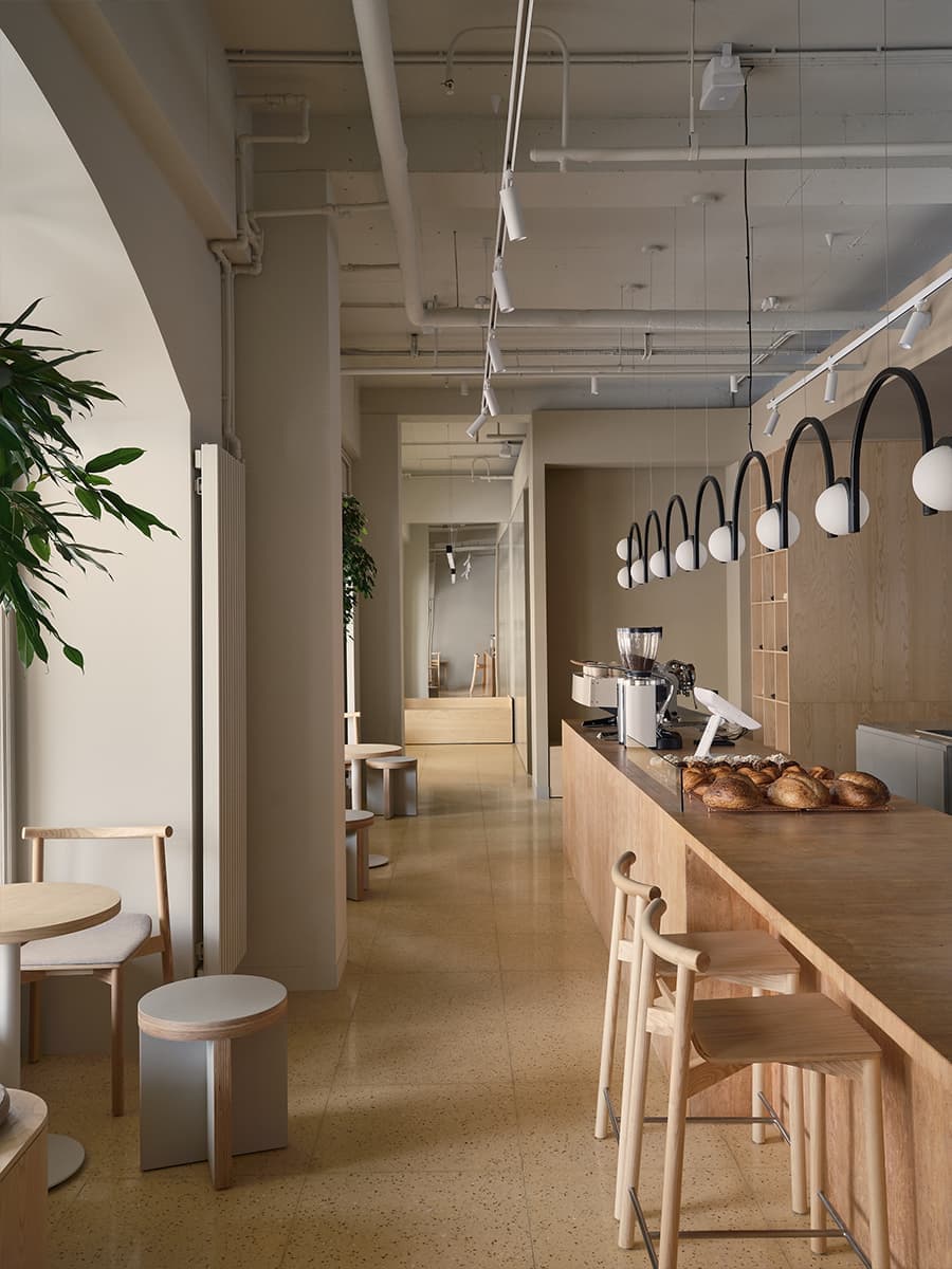 Авторские светильники и внимание к деталям в интерьере петербургской кофейни — проект Le Atelier