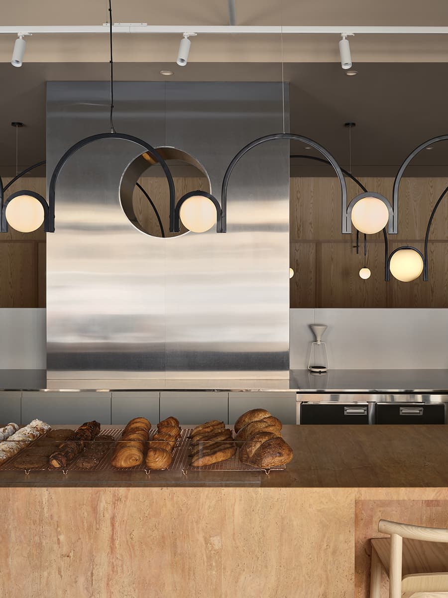 Авторские светильники и внимание к деталям в интерьере петербургской кофейни — проект Le Atelier