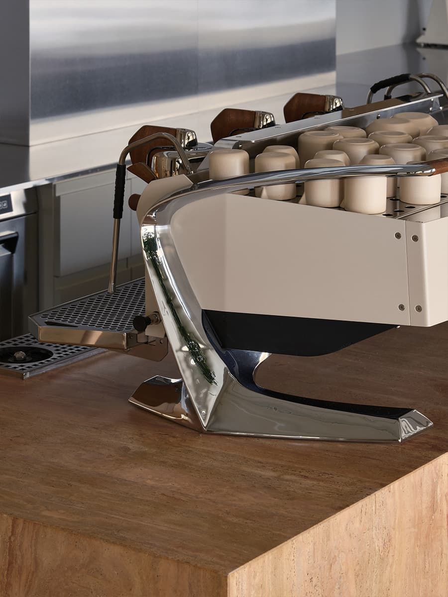 Авторские светильники и внимание к деталям в интерьере петербургской кофейни — проект Le Atelier