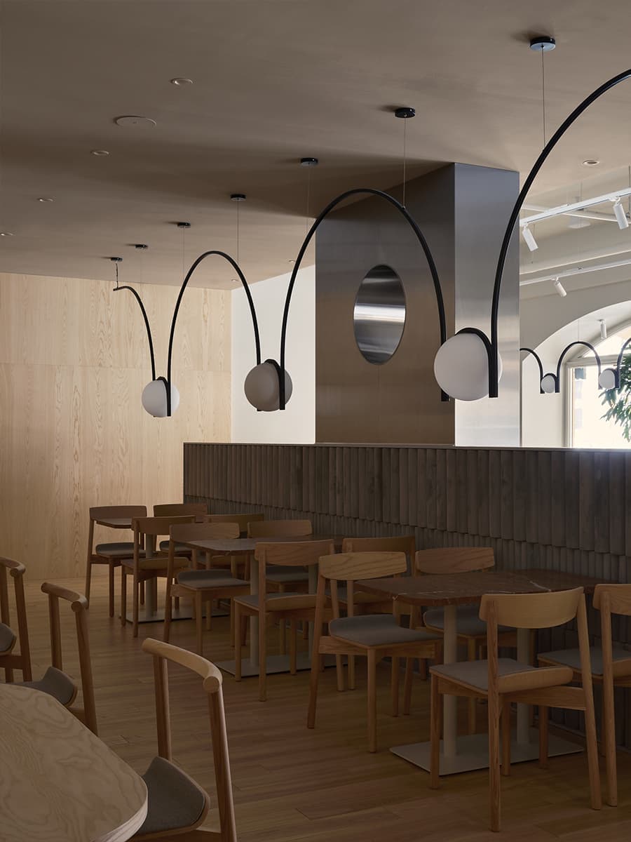 Авторские светильники и внимание к деталям в интерьере петербургской кофейни — проект Le Atelier
