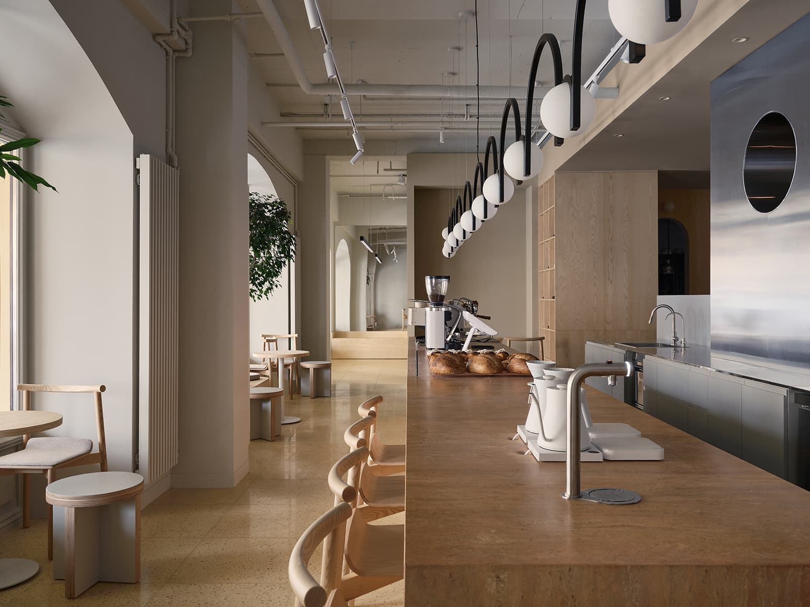 Авторские светильники и внимание к деталям в интерьере петербургской кофейни — проект Le Atelier