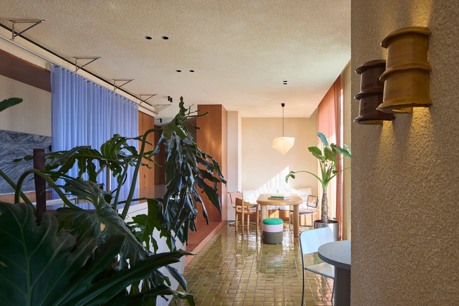 Обилие текстур и особое настроение в каждом помещении квартиры — проект бюро BONE