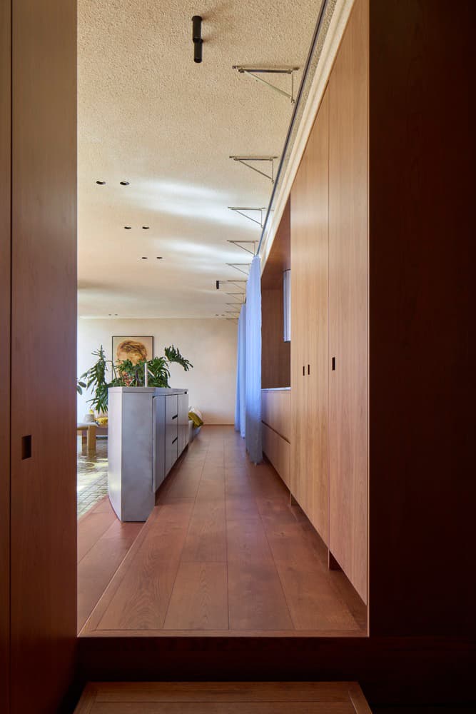 Обилие текстур и особое настроение в каждом помещении квартиры — проект бюро BONE