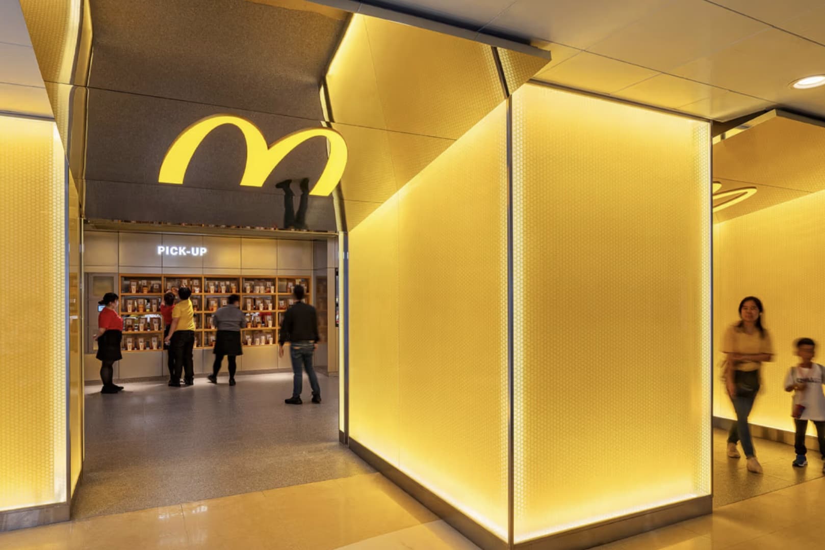 Интерьер ресторана McDonald’s в Гонконге подстраивается под настроение гостей Интерьер ресторана McDonald’s в Гонконге подстраивается под настроение гостей