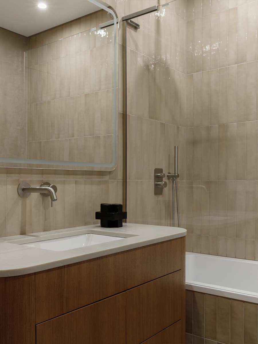 Детали из древесины и обволакивающая отделка в залитом светом интерьере — проект студии STARIKOVA.ARCHITECTS