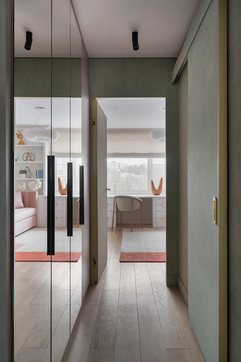 Гибкие формы и бархатистые текстуры в красочном интерьере квартиры — проект Маргариты Посуховой