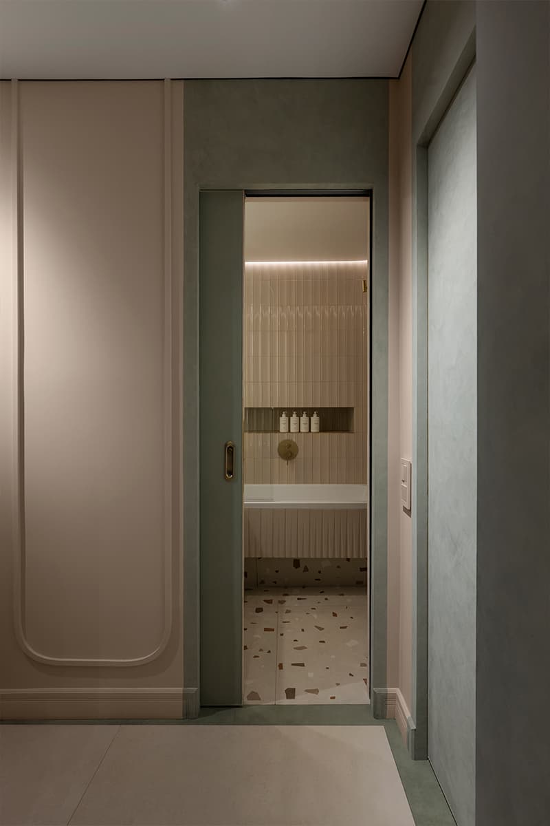 Гибкие формы и бархатистые текстуры в красочном интерьере квартиры — проект Маргариты Посуховой