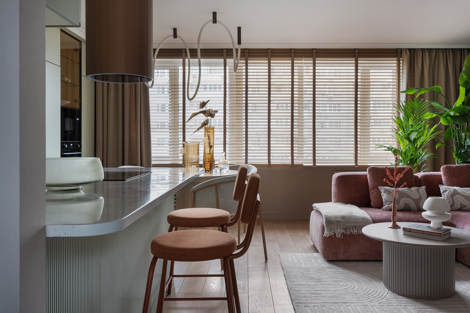 Гибкие формы и бархатистые текстуры в красочном интерьере квартиры — проект Маргариты Посуховой