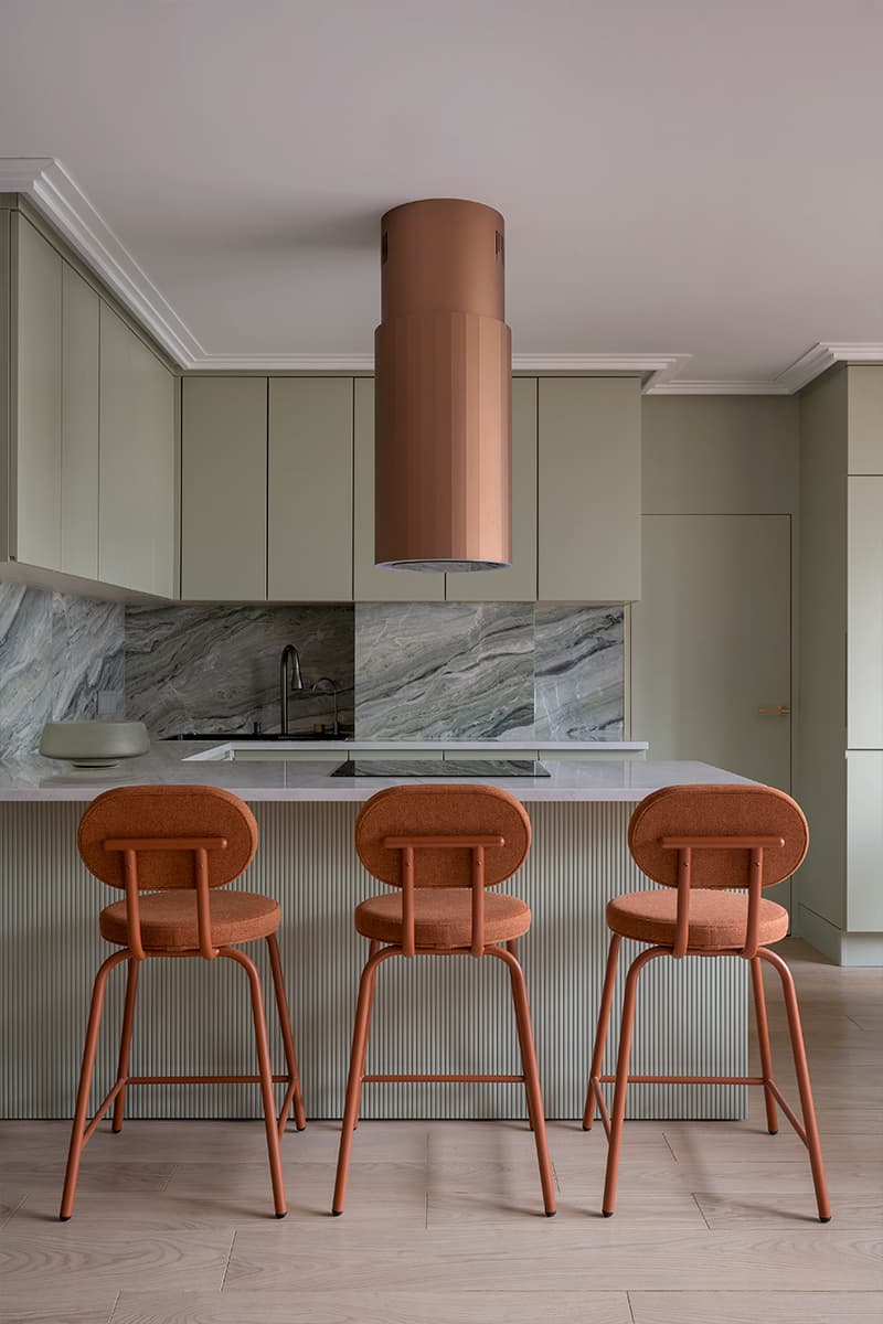 Гибкие формы и бархатистые текстуры в красочном интерьере квартиры — проект Маргариты Посуховой