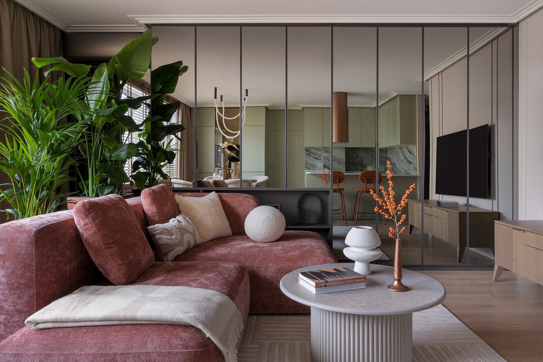 Гибкие формы и бархатистые текстуры в красочном интерьере квартиры — проект Маргариты Посуховой w3