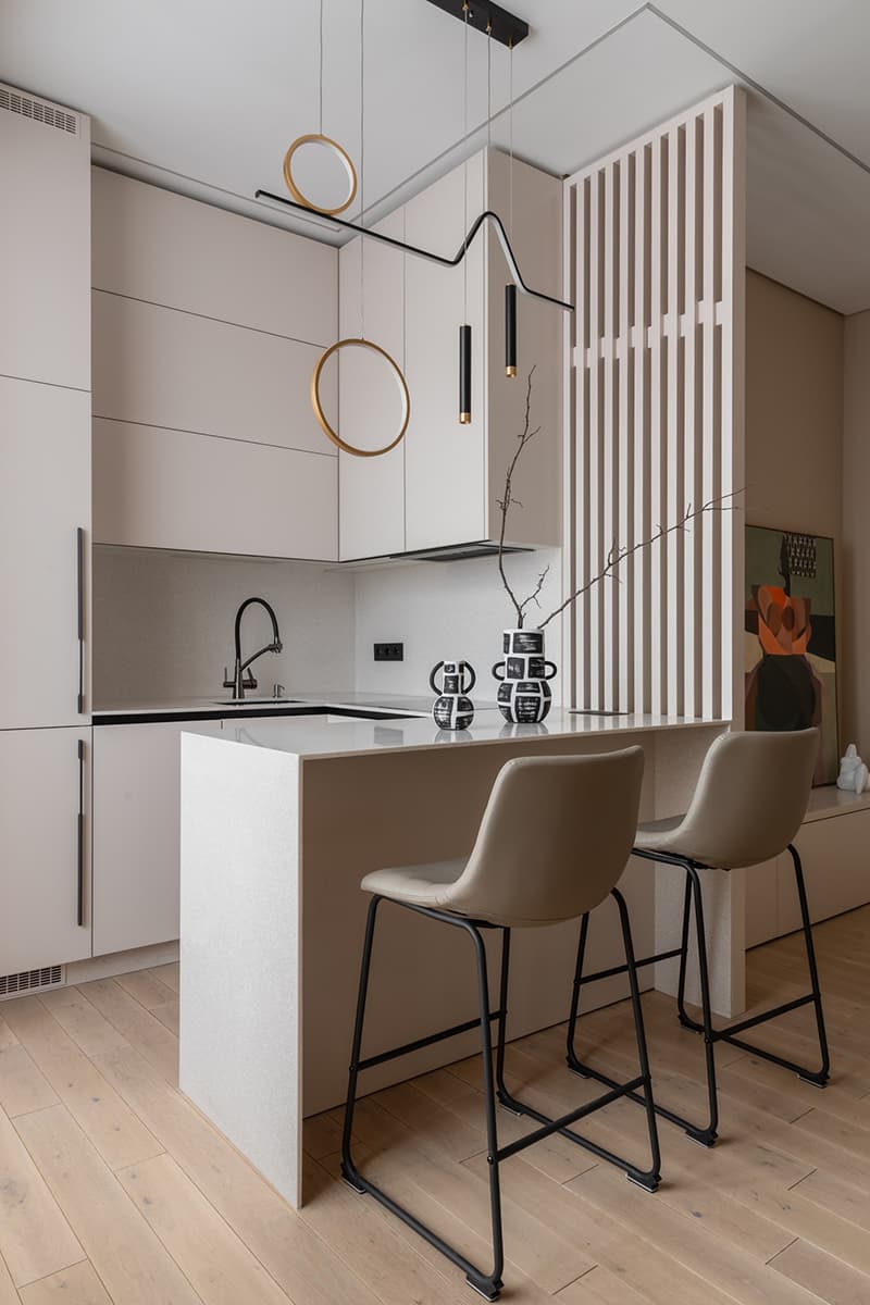 Компактная кухня и необычное зонирование в квартире в Алматы — проект Марины Сапуновой