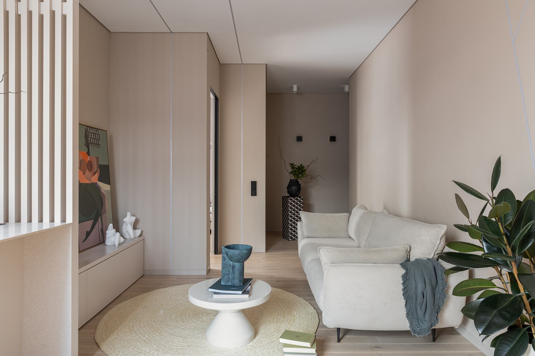 Компактная кухня и необычное зонирование в квартире в Алматы — проект Марины Сапуновой