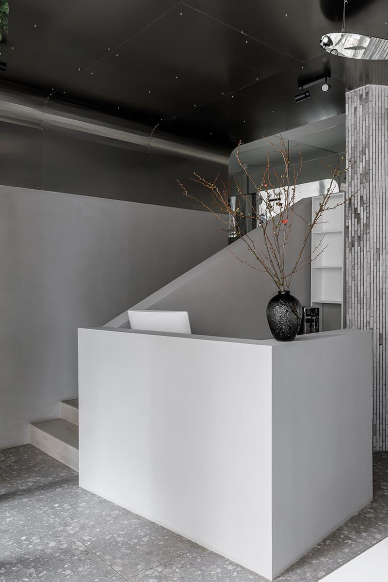 Металлические потолки и десятки зеркал в интерьере салона красоты — проект Sogret Buro