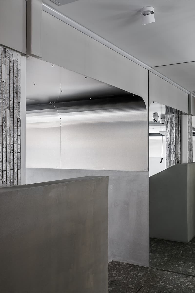 Металлические потолки и десятки зеркал в интерьере салона красоты — проект Sogret Buro