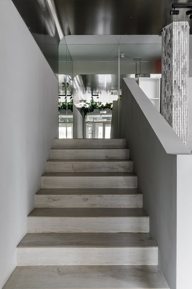 Металлические потолки и десятки зеркал в интерьере салона красоты — проект Sogret Buro