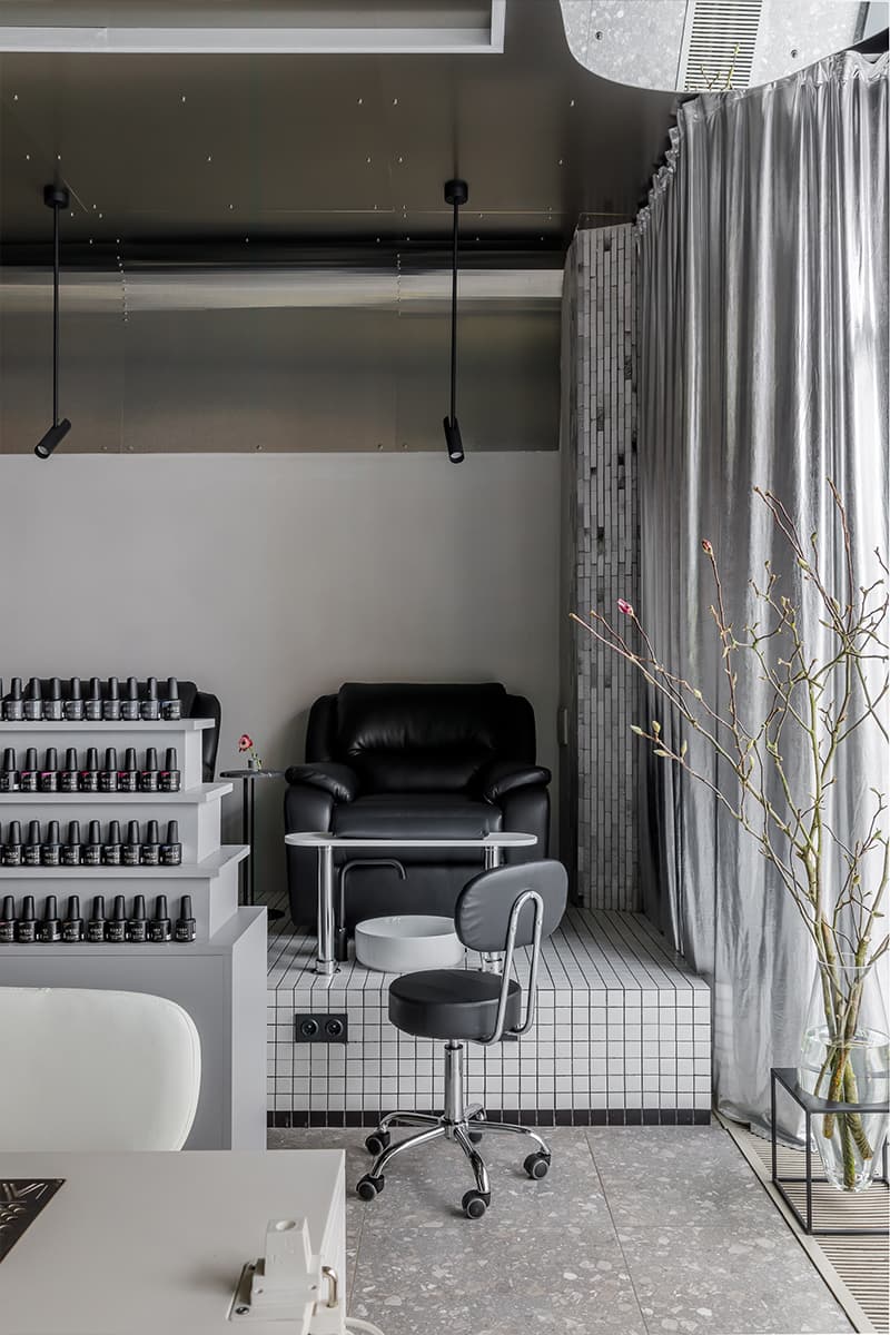 Металлические потолки и десятки зеркал в интерьере салона красоты — проект Sogret Buro