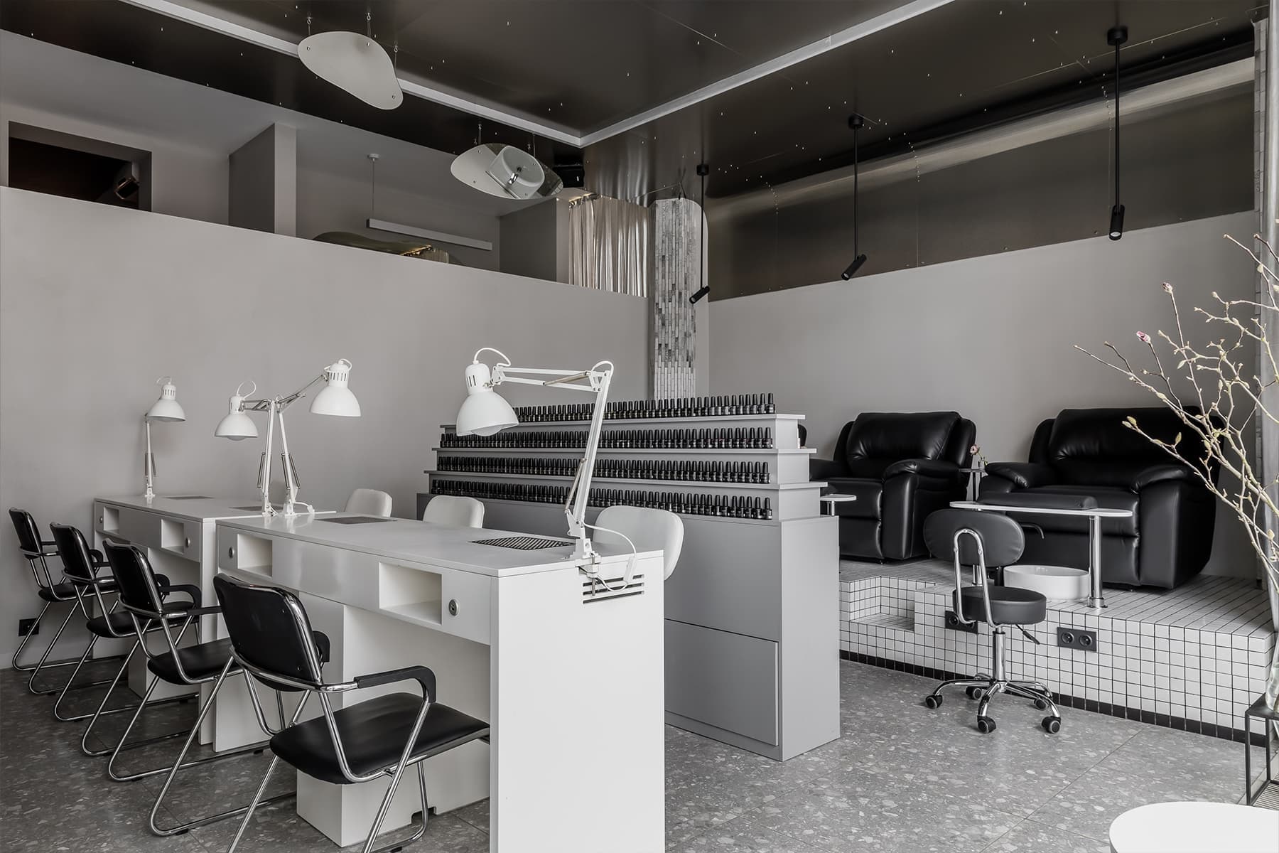 Металлические потолки и десятки зеркал в интерьере салона красоты — проект Sogret Buro w3