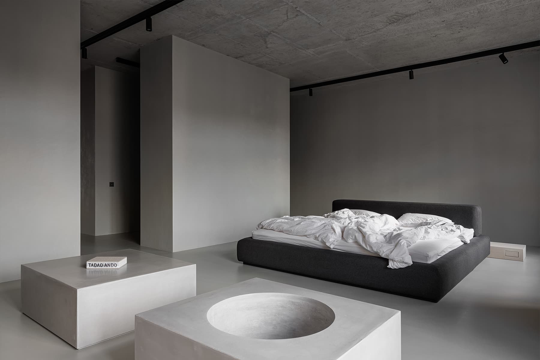 Строгий интерьер квартиры с лаконичной палитрой материалов — проект студии Azbuka Dom