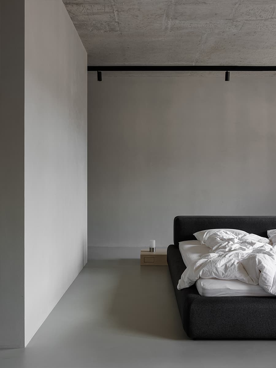 Строгий интерьер квартиры с лаконичной палитрой материалов — проект студии Azbuka Dom