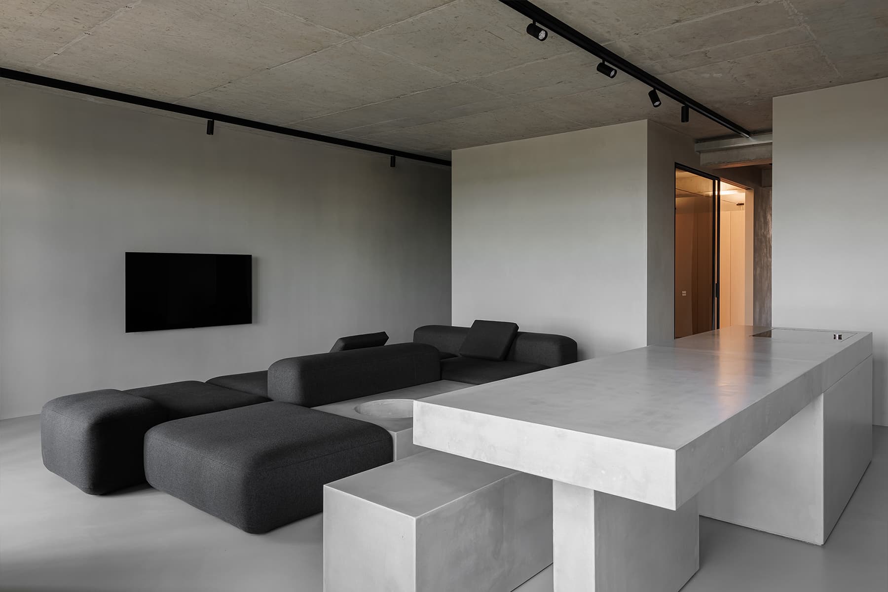 Строгий интерьер квартиры с лаконичной палитрой материалов — проект студии Azbuka Dom