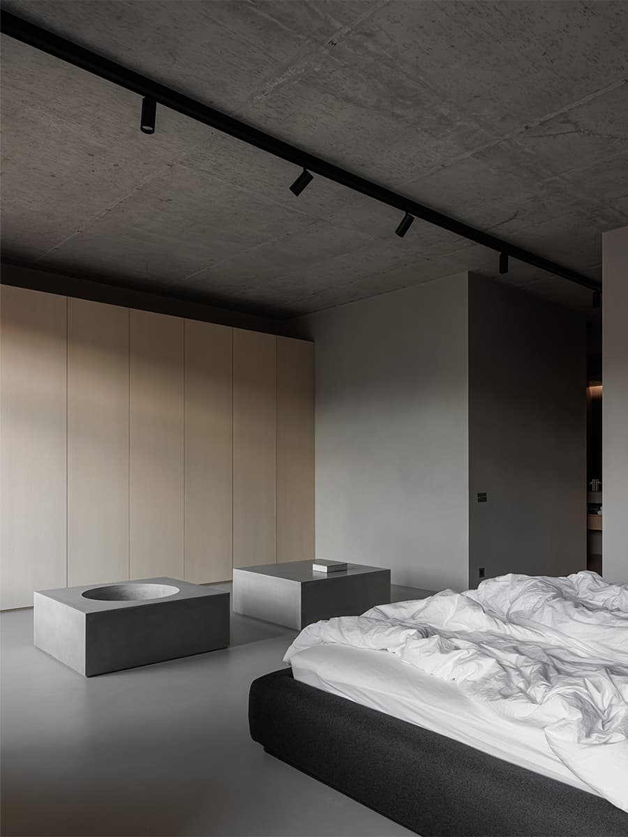 Строгий интерьер квартиры с лаконичной палитрой материалов — проект студии Azbuka Dom