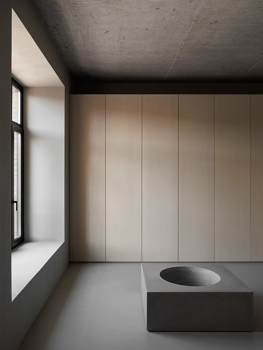 Строгий интерьер квартиры с лаконичной палитрой материалов — проект студии Azbuka Dom w3