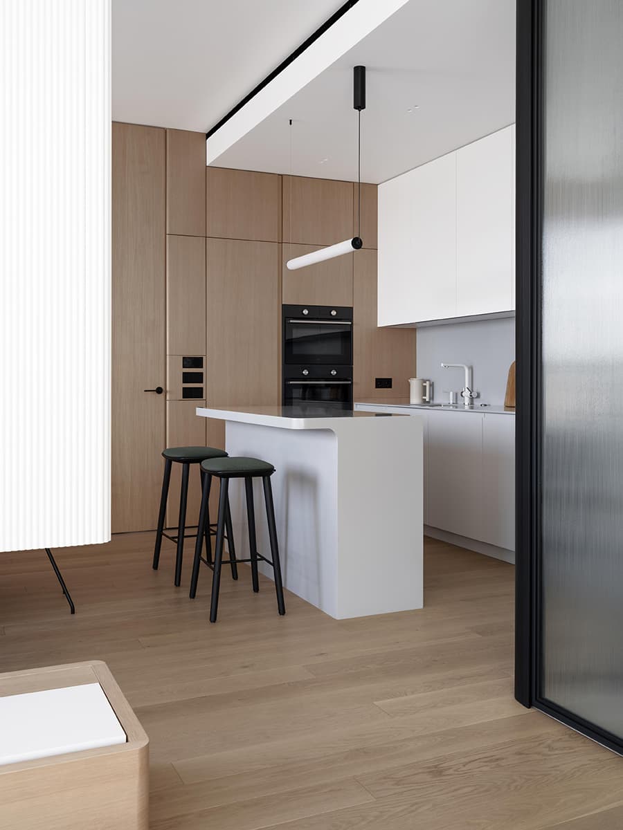 Продуманный до мелочей интерьер квартиры с графичными деталями — проект bureau SLOVO