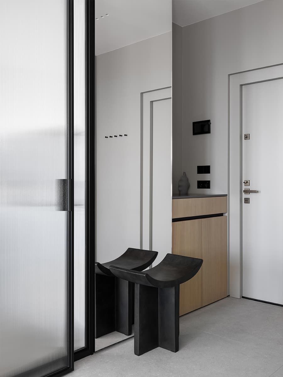 Продуманный до мелочей интерьер квартиры с графичными деталями — проект bureau SLOVO