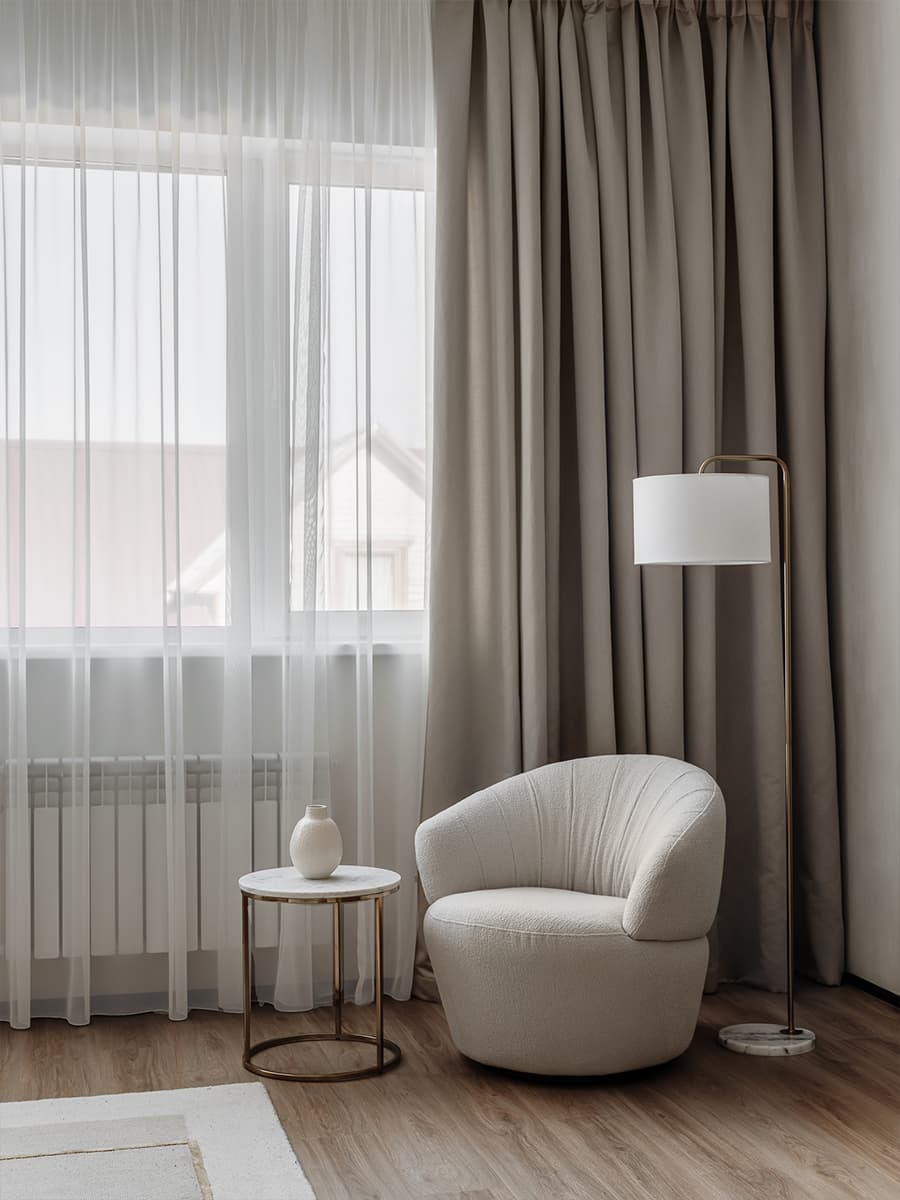 Скругленные формы и древесина в интерьере таунхауса с камином — проект Елены Орловой