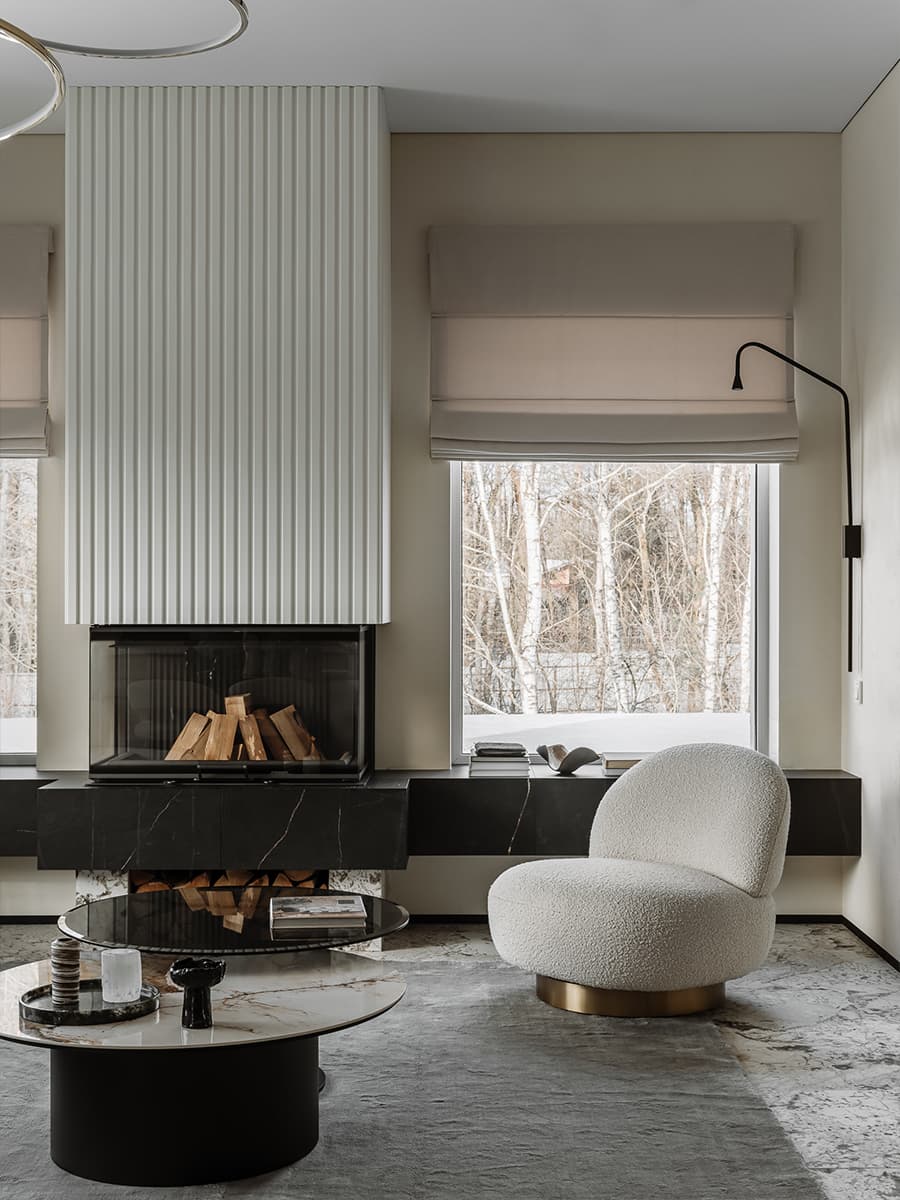 Скругленные формы и древесина в интерьере таунхауса с камином — проект Елены Орловой