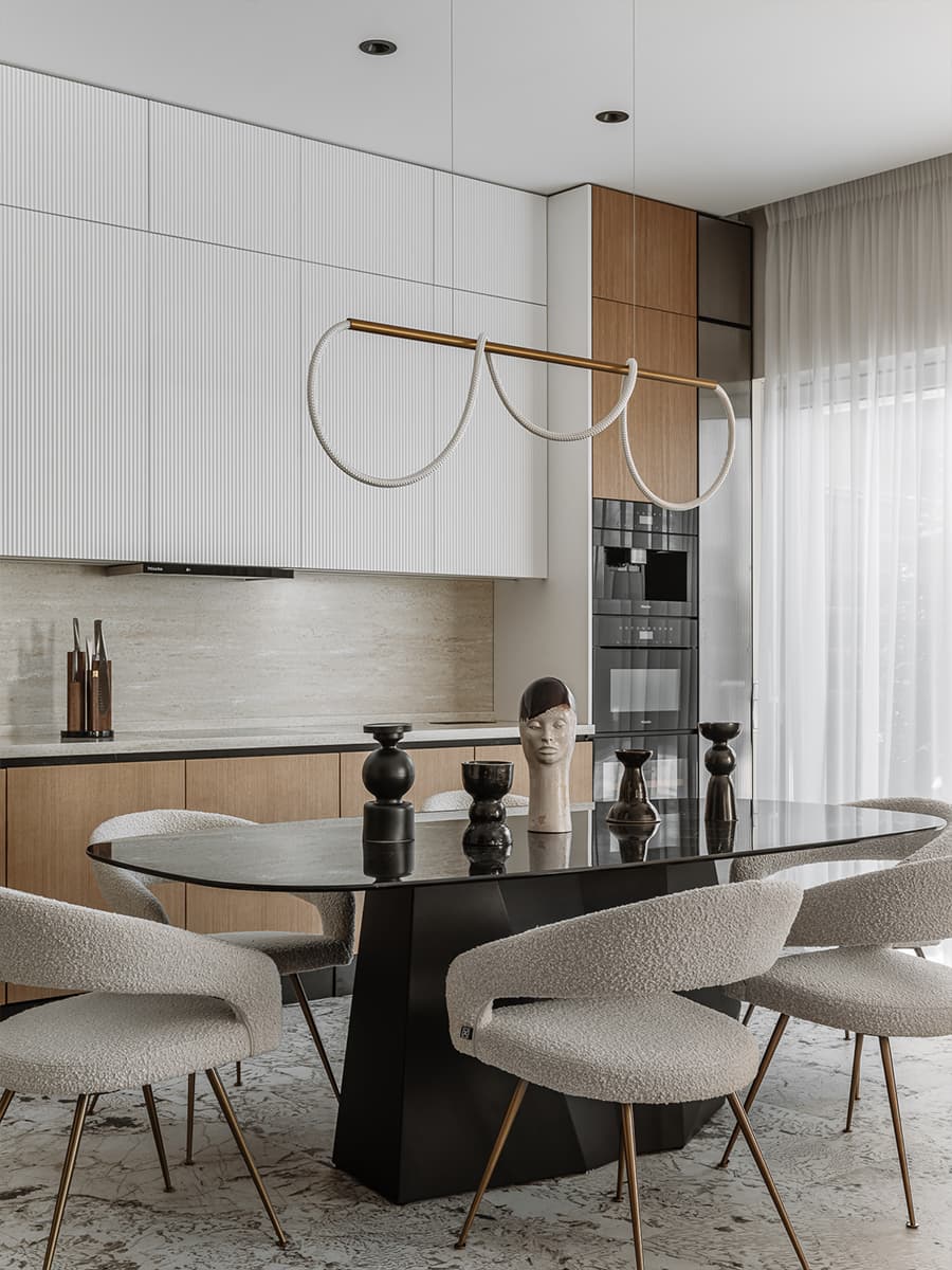 Скругленные формы и древесина в интерьере таунхауса с камином — проект Елены Орловой