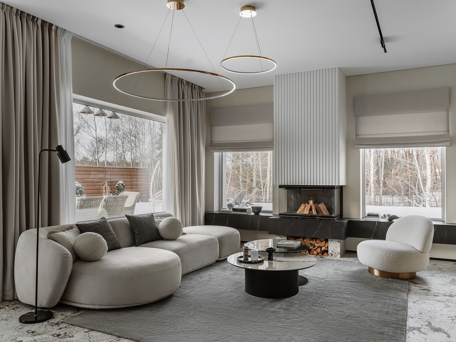 Скругленные формы и древесина в интерьере таунхауса с камином — проект Елены Орловой