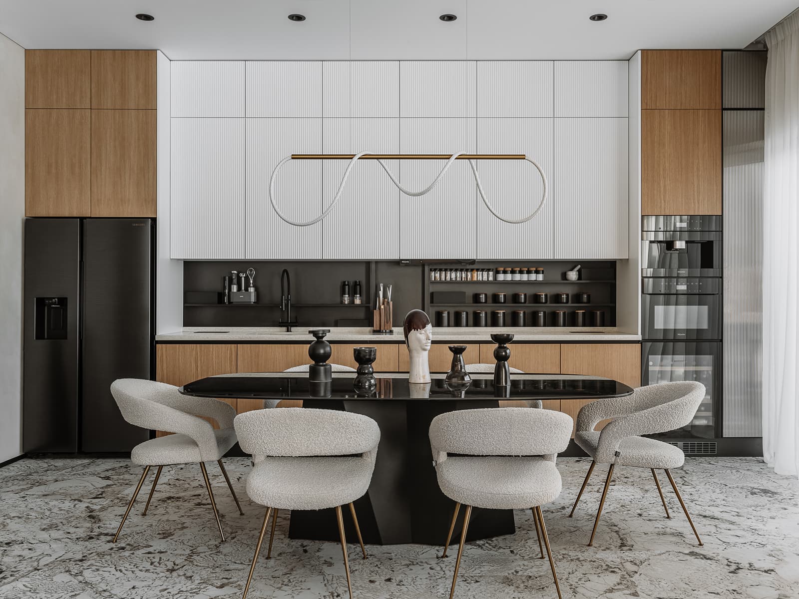 Скругленные формы и древесина в интерьере таунхауса с камином — проект Елены Орловой