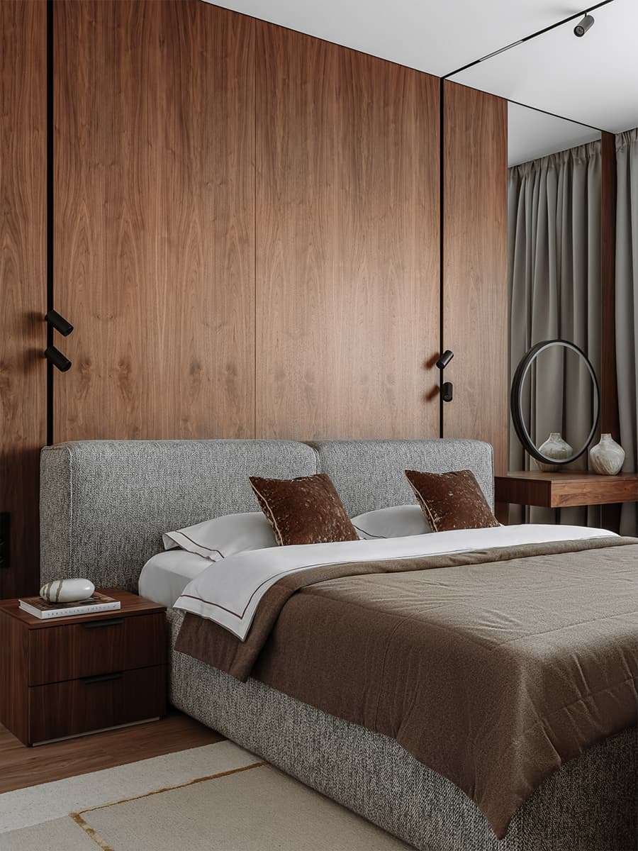 Скругленные формы и древесина в интерьере таунхауса с камином — проект Елены Орловой