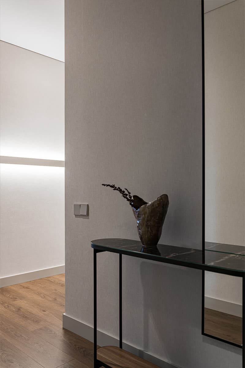 Светильники-колбы и оригинальные кресла в интерьере уютной квартиры — проект Polly Design