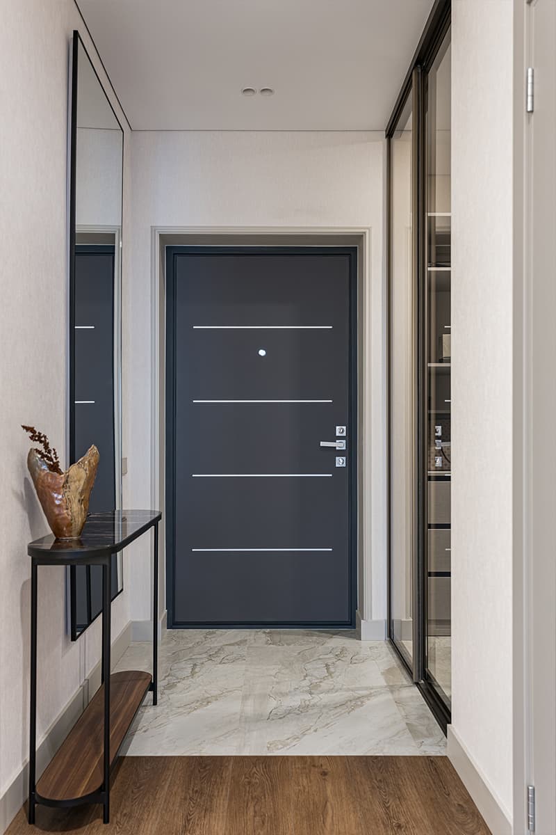 Светильники-колбы и оригинальные кресла в интерьере уютной квартиры — проект Polly Design