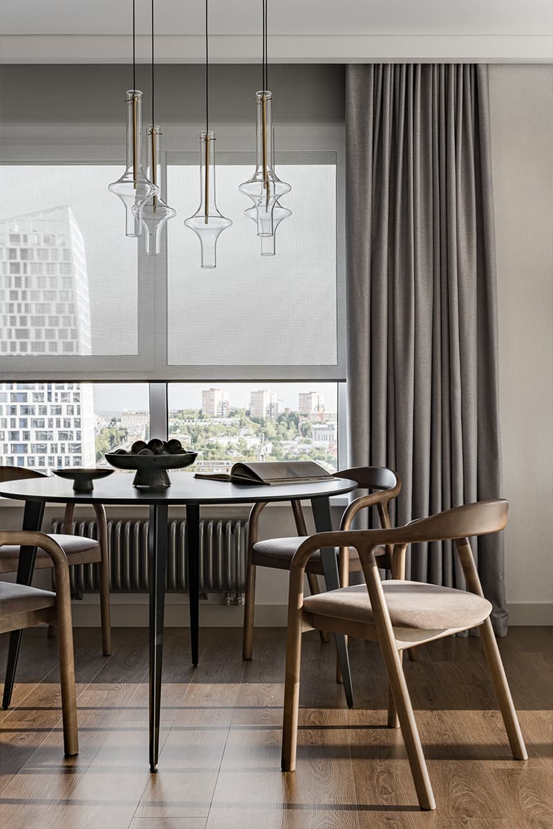 Светильники-колбы и оригинальные кресла в интерьере уютной квартиры — проект Polly Design