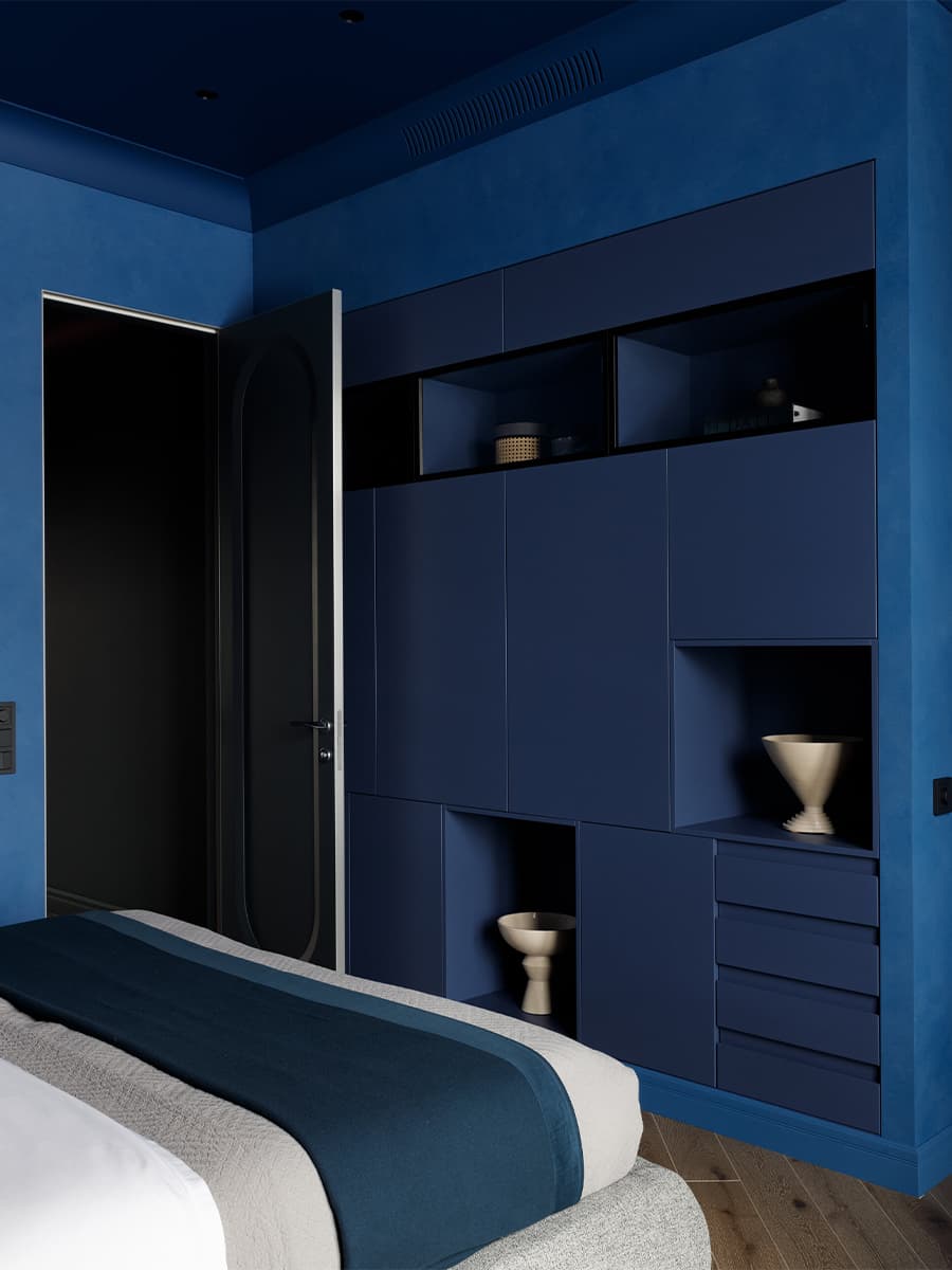 Глубокие синие тона в интерьере красочной квартиры с предметами искусства — проект Юлии Очкал и Натальи Ленинцевой