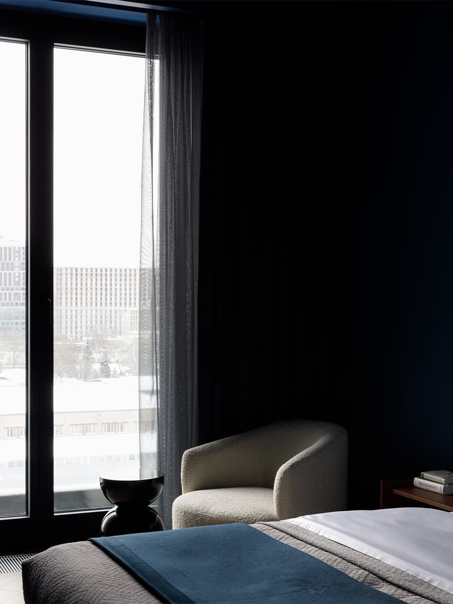 Глубокие синие тона в интерьере красочной квартиры с предметами искусства — проект Юлии Очкал и Натальи Ленинцевой