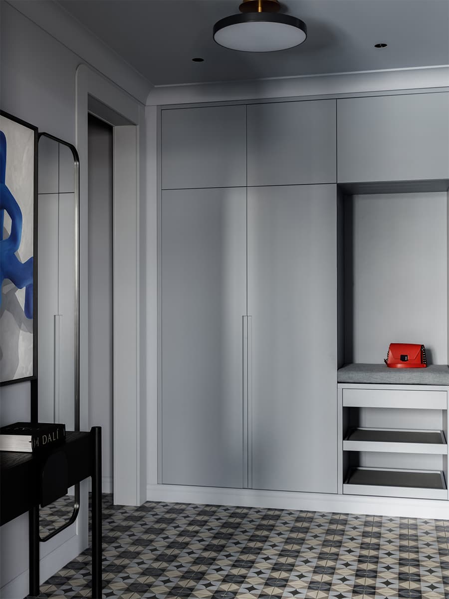 Глубокие синие тона в интерьере красочной квартиры с предметами искусства — проект Юлии Очкал и Натальи Ленинцевой