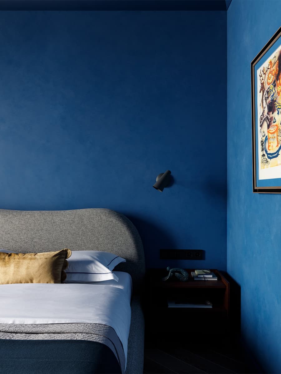 Глубокие синие тона в интерьере красочной квартиры с предметами искусства — проект Юлии Очкал и Натальи Ленинцевой w3