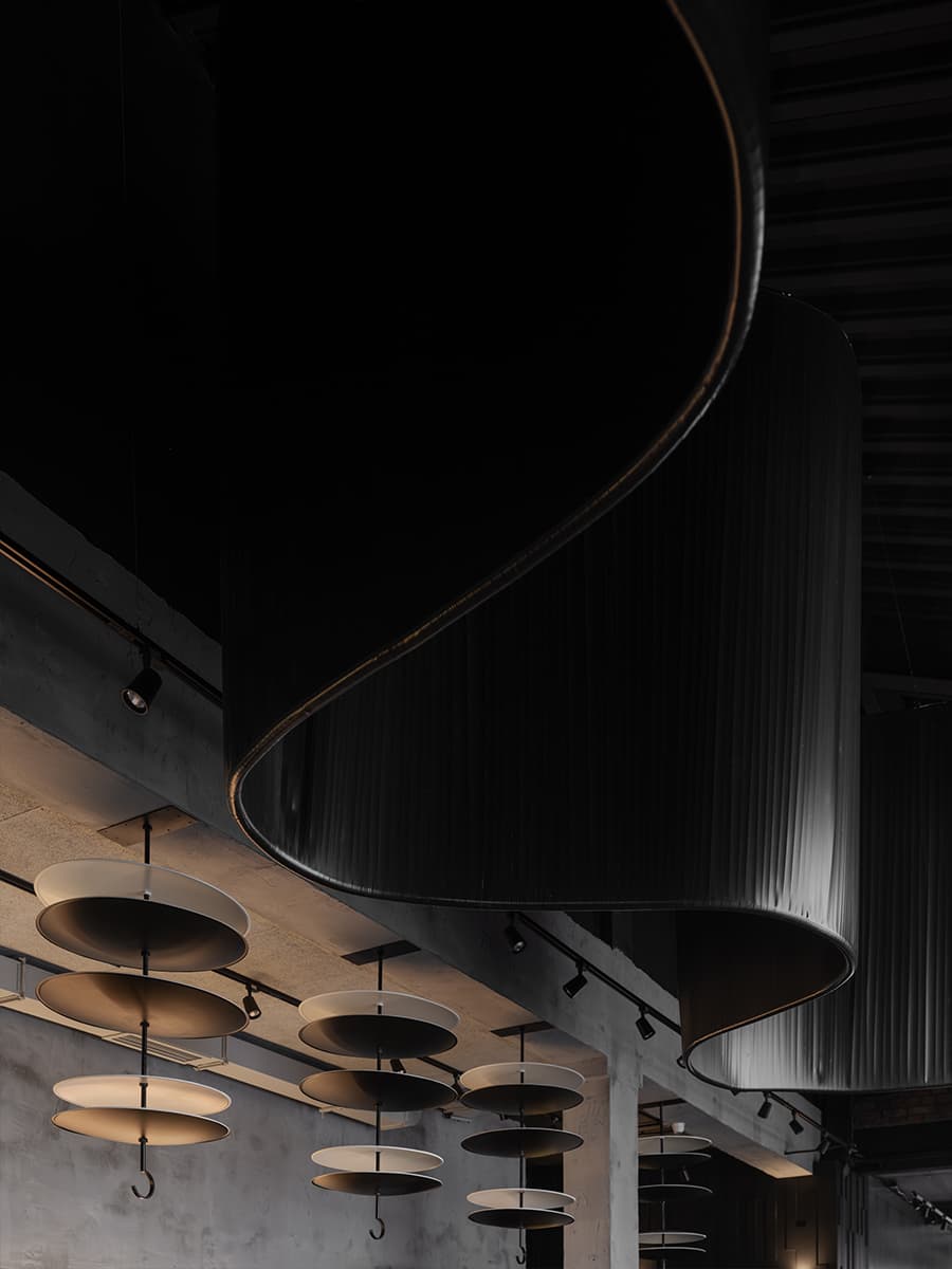 Драматичный интерьер ресторана с японским характером — проект Design Studio MAKET