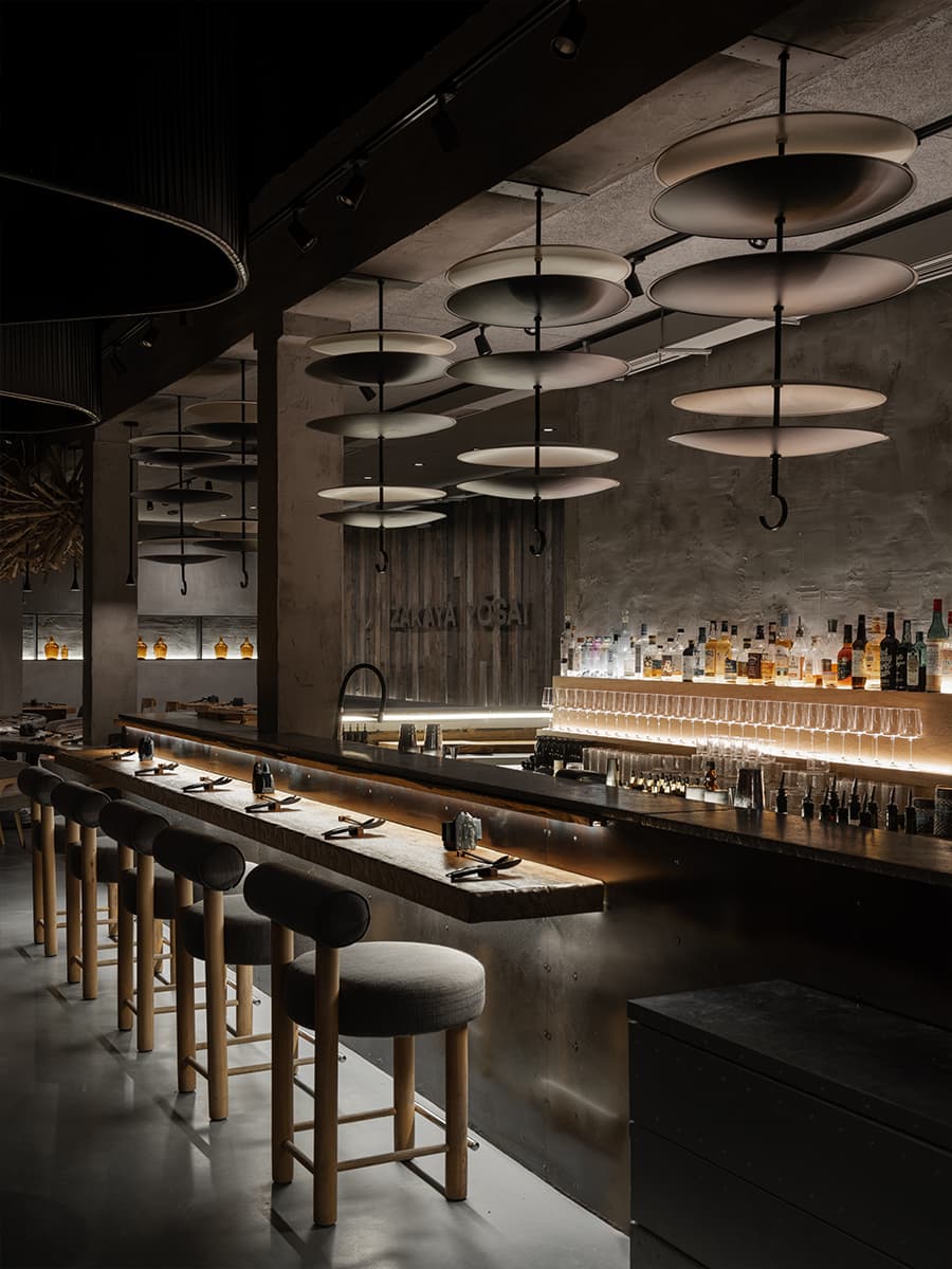 Драматичный интерьер ресторана с японским характером — проект Design Studio MAKET