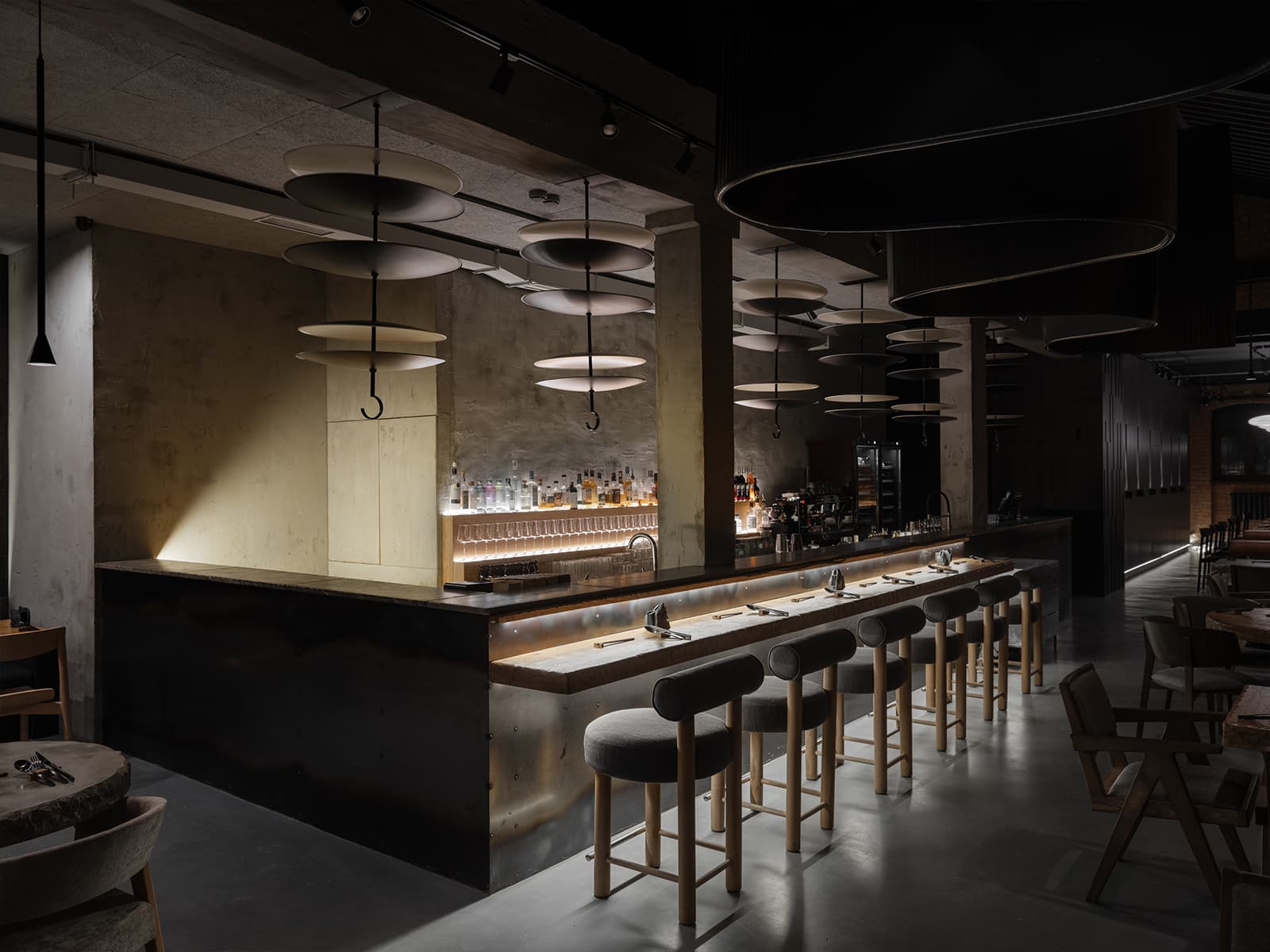 Драматичный интерьер ресторана с японским характером — проект Design Studio MAKET