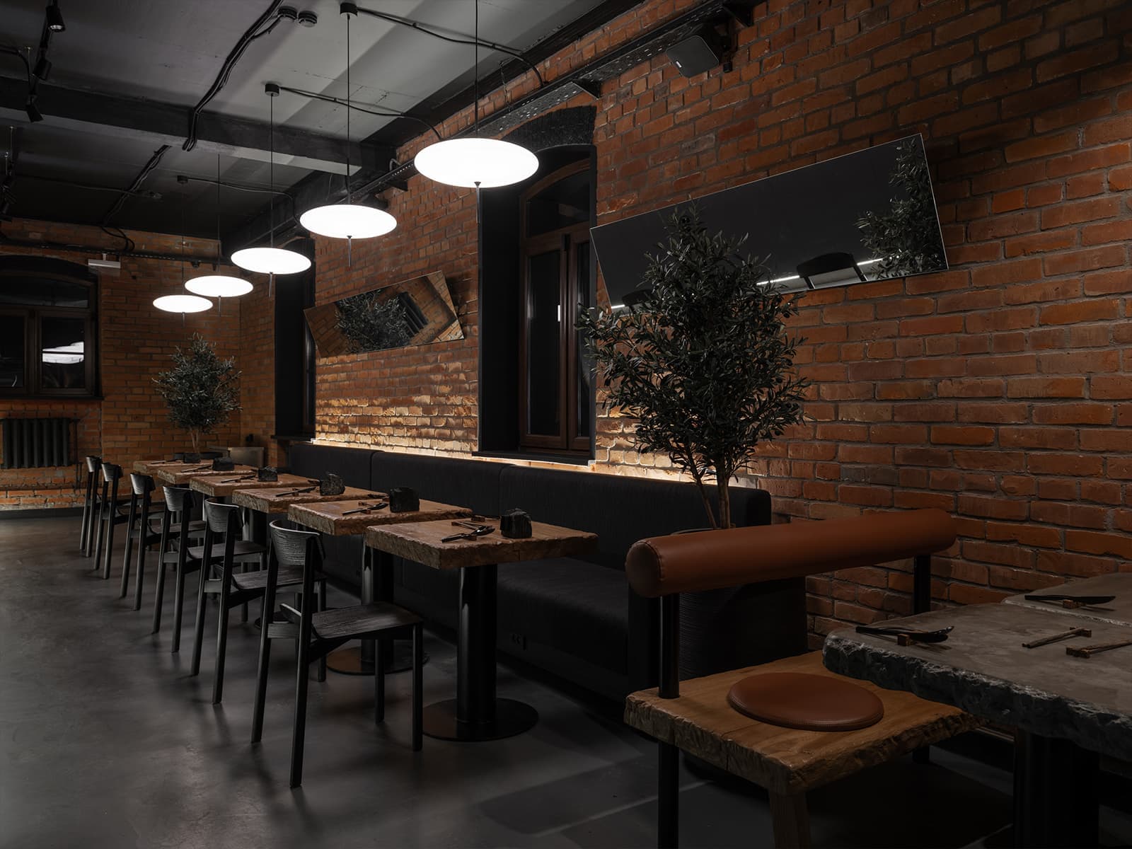 Драматичный интерьер ресторана с японским характером — проект Design Studio MAKET