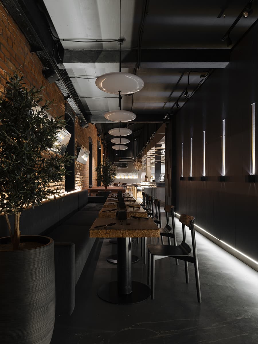 Драматичный интерьер ресторана с японским характером — проект Design Studio MAKET