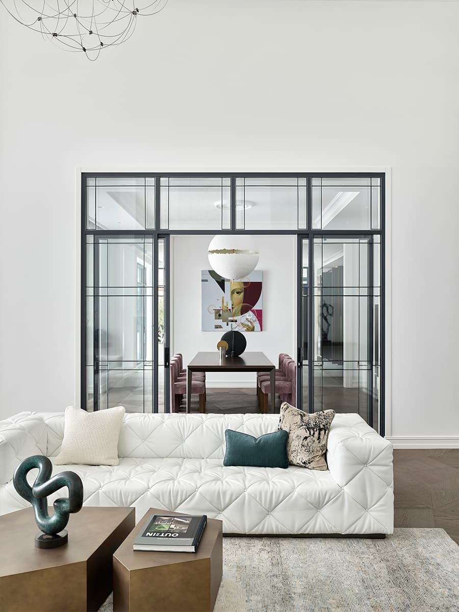 Натуральный камень в светлом и воздушном интерьере просторной виллы — проект дизайн-студии ARTHALL